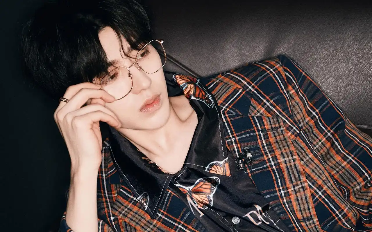 蔡徐坤格子西装文艺帅气图片壁纸_大陆明星_壁纸下载_美桌网