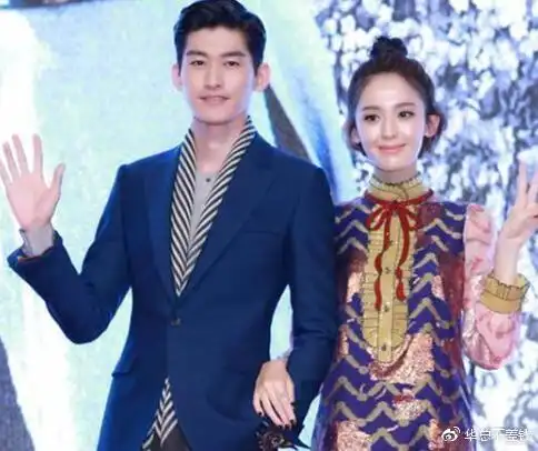 金晨晒d字手链要跟邓伦复合金晨比古力娜扎还痴情