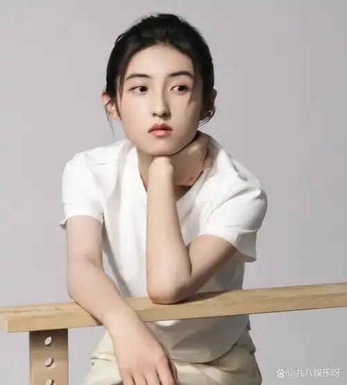 但说到流量小花,赵今麦,张子枫等作为童星出道的女演员,这几年的话题