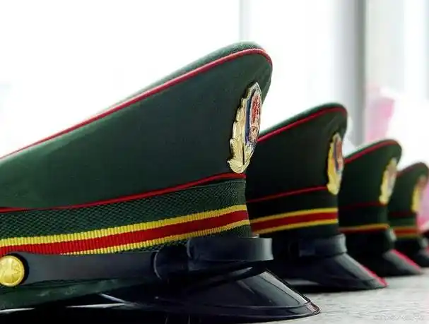 然而,这款军帽的使用率相对较低,且并未被列为制式被装,而是由各支