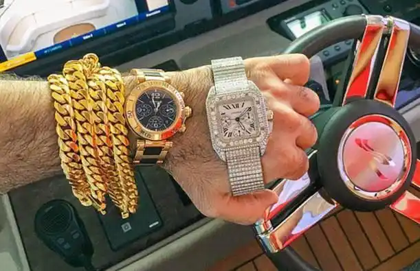 男人如果带上一条金灿灿的金项链,给人感觉满满暴发户的"土豪气息"