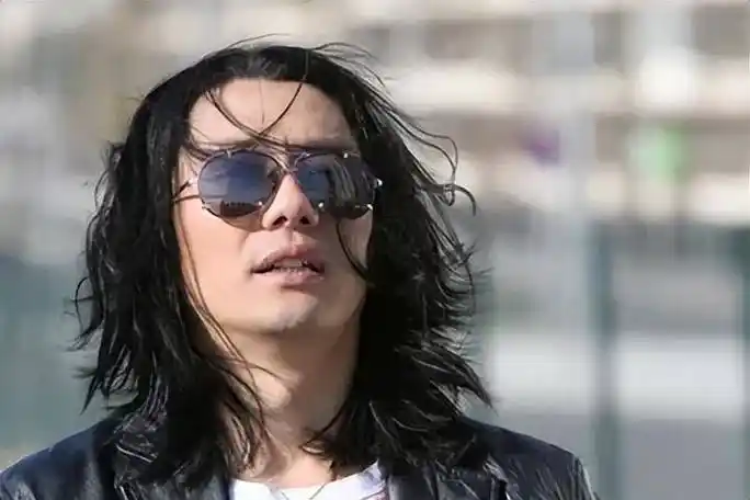 摇滚传奇郑钧:与前妻结婚多年辜负了她的期待,却为现任浪子回头_刘芸