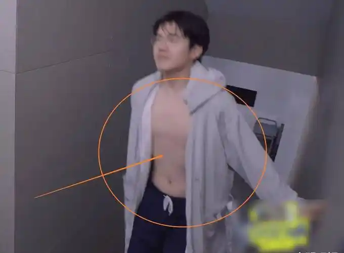 男明星至少也是得八块腹肌人鱼线明显才能与之相对等,但这次王俊凯