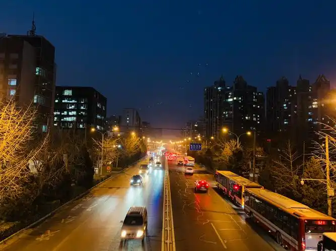 北京冬季夜晚街头的车流