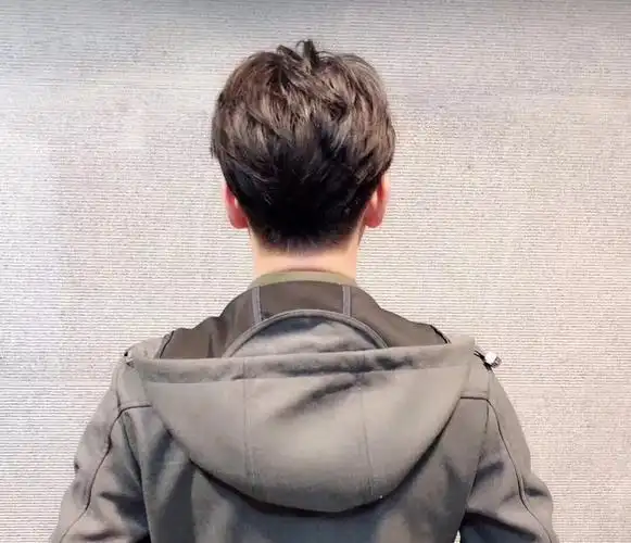 男生后脑勺(染的发色是浅棕色)