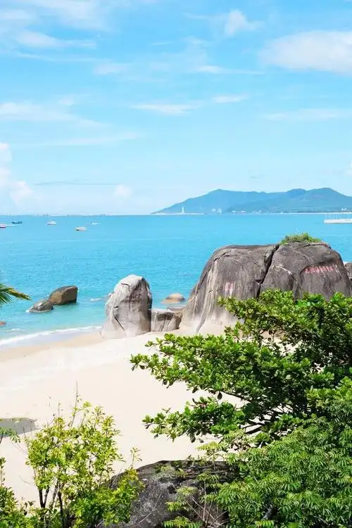 三亚位于中国海南岛最南端,被誉为"东方夏威夷",拥有迷人的风景.