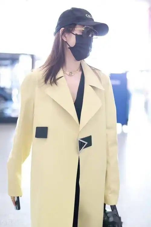 街拍:王鸥卡其色风衣阔腿裤时尚酒脱身材高挑_棒球帽_机场_王鸥