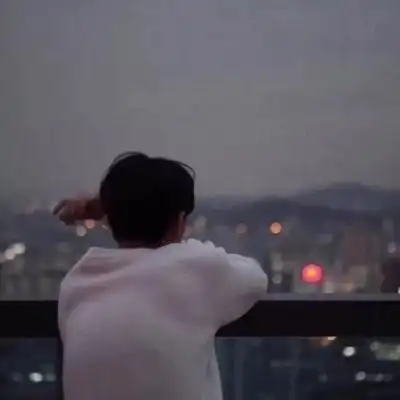 男生头像暖男帅气阳光背影回头别人就把你当枪使