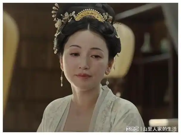 诚然,女演员到了41岁,脸上或多或少都会带上岁月的痕迹,但金莎的皮肤