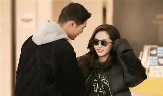 王子文吴永恩甜蜜同框,街头搂抱热聊,感情稳定惹人羡_关系_网友_节目