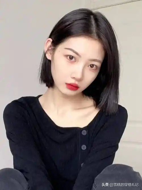 一刀切属于线条流畅的直发发型,夏天容易出游,一旦贴在头皮上,有暴露