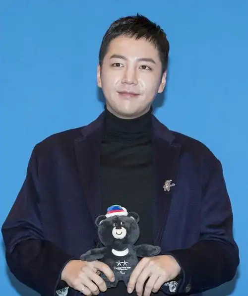 发福的张根硕寸头亮相萌帅十足 网友:游泳健身了解一下_网易订阅