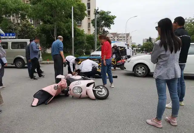 无锡唐巷路发生一起交通事故骑电瓶车者倒地不起幸好带了头盔