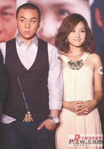 释小龙何洁"谈恋爱"拒绝接吻