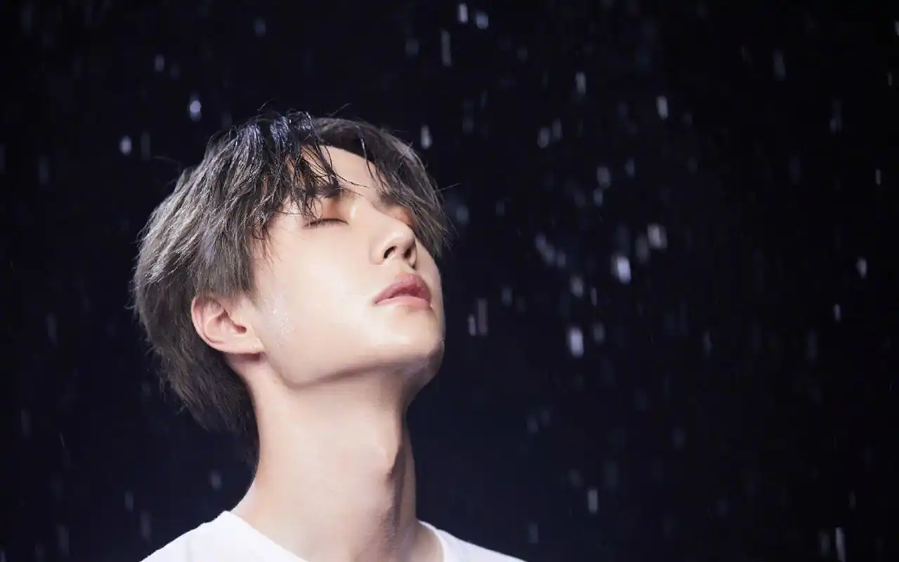 王一博雨中帅气写真图片桌面壁纸