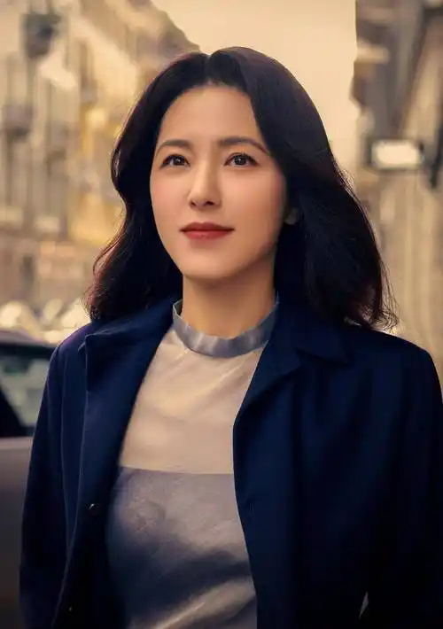 因为曾黎还是一个大青衣,长相是比较立体端庄大气的,所以她的美是刻在