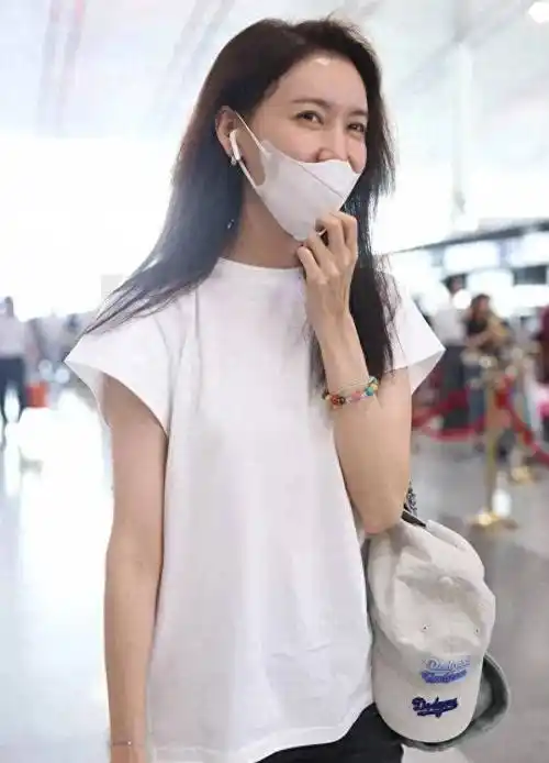 41岁了,高露也老了,素颜出门时,头发毛躁干燥,鼻纹清晰可见_穿着_面具