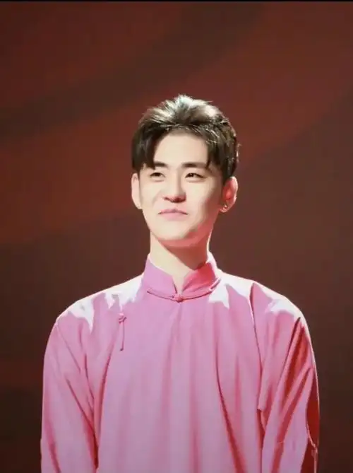 再穿一次粉大褂吧 再戴一次耳钉吧 再剃一次发际线吧#张云雷  - 抖音