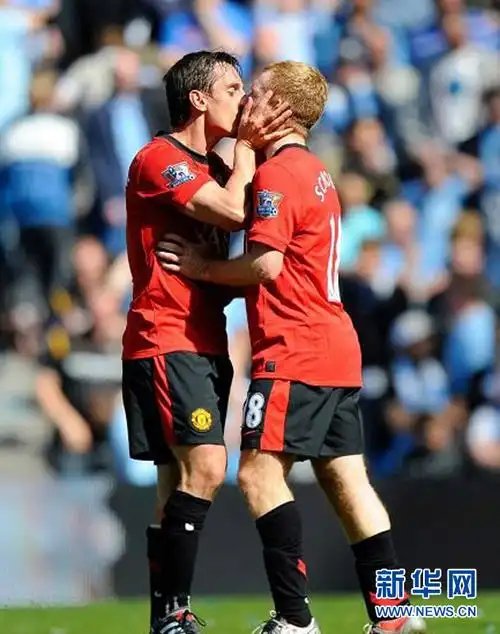 黄晓明"断背" 初吻余文乐 盘点明星男男激吻照