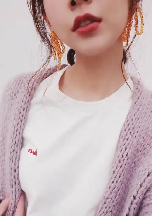 陈赫娇妻张子萱晒甜美自拍 红唇大眼秀精致皮肤宛如洋娃娃