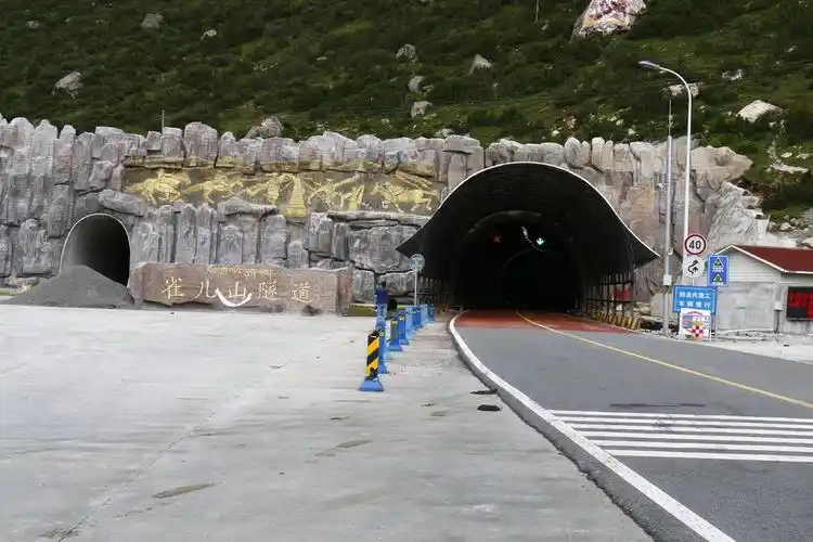 "轰隆隆""咣咣",伴随着刺耳声音,一辆大货车迅速从雀儿山隧道西口驶出