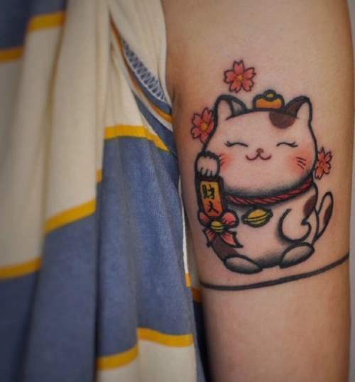 招财猫纹身图案大全 萌萌的招财猫招财猫举起一只手,做出打招呼一般的