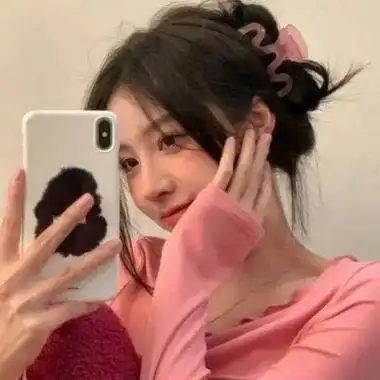 拿苹果13手机挡脸的女生头像 自然对镜自拍挡脸ins质感女头图片