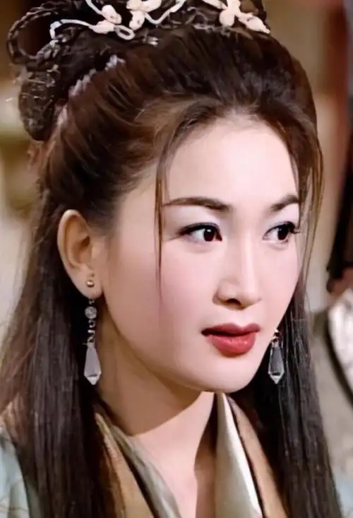 正是这样也吸引到富商何祖光的追求,如今温碧霞常常在社交平台晒出