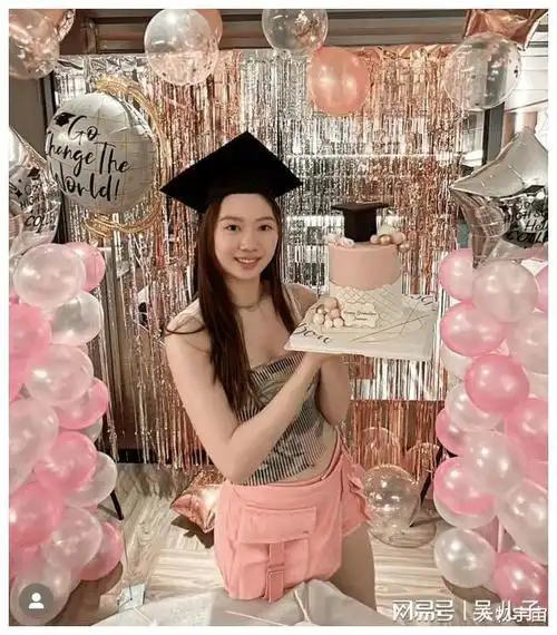 9岁那年,她的小姨汪诗诗大婚,邀请她在2000多名宾客面前献唱,甄济如以