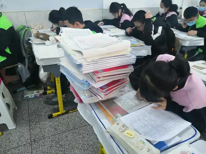 这是各排堆积如山的作业山海