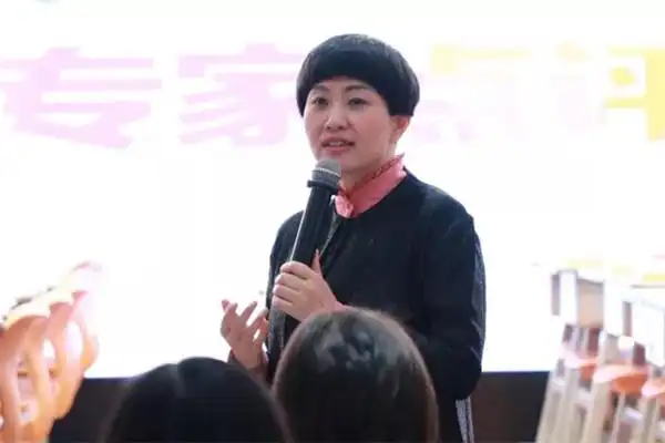 她肯定了曲江一小的办学业绩,高度评价了陈娟校长和刘希娅校长的教育