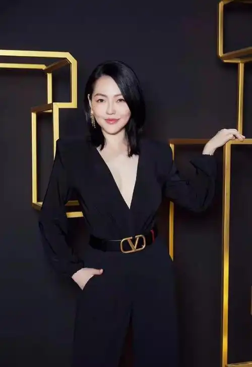 小s看着更像姐姐穿大v领礼服秀平板身材太有女人味