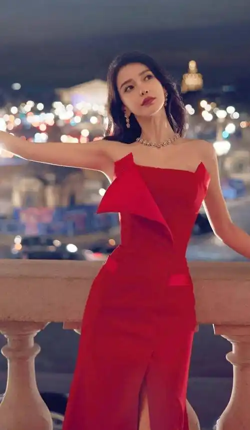 杨颖身穿剪裁抹胸红裙拍摄性感写真,如巴黎夜色中绽放的红玫瑰