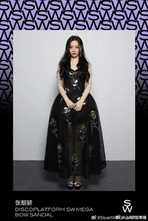 one itc 时尚分享#@张靓颖身着黑色玫瑰薄纱礼服,搭配sw黑磨砂皮凉