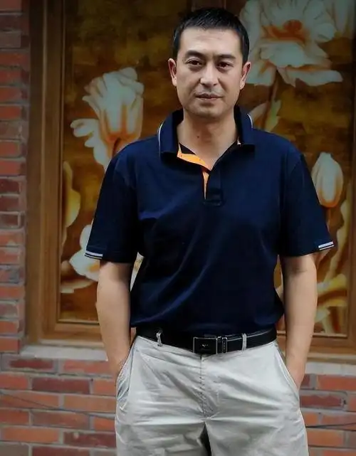 张嘉译所面临的强直性脊柱炎诊断,无疑给他的生活和工作带来了前所