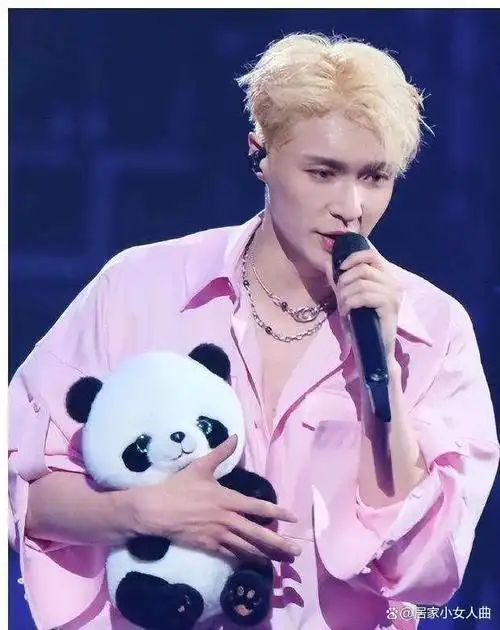 张艺兴整顿内娱运镜,摄像师读秒读慢了,网友:小绵羊变小狐狸