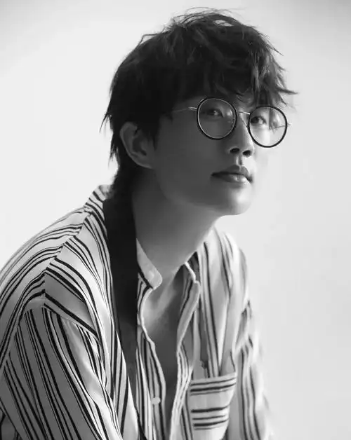 六哲|00年代十大当红网络歌手现状:郑源当教授,冷漠在带货,六哲打pk