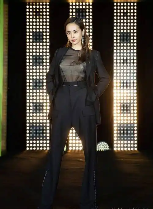 蔡依林够狂野!西装内搭半透时尚上衣,一般人真不敢穿