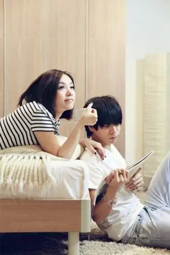 俞思远余超颖居家照曝光神情暧昧疑似情侣