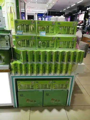 百雀羚品牌款式精简,堆头运作,突出主打