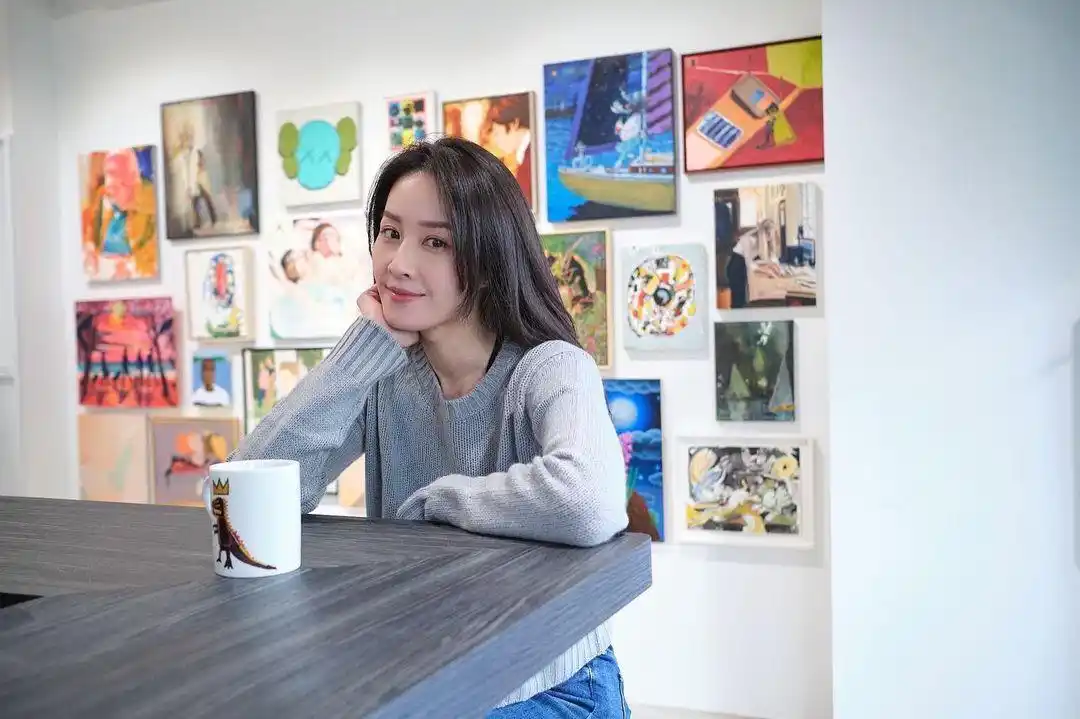 37岁曾恺玹生了娃也超美,清纯又温柔,纤细身姿少女感太强!