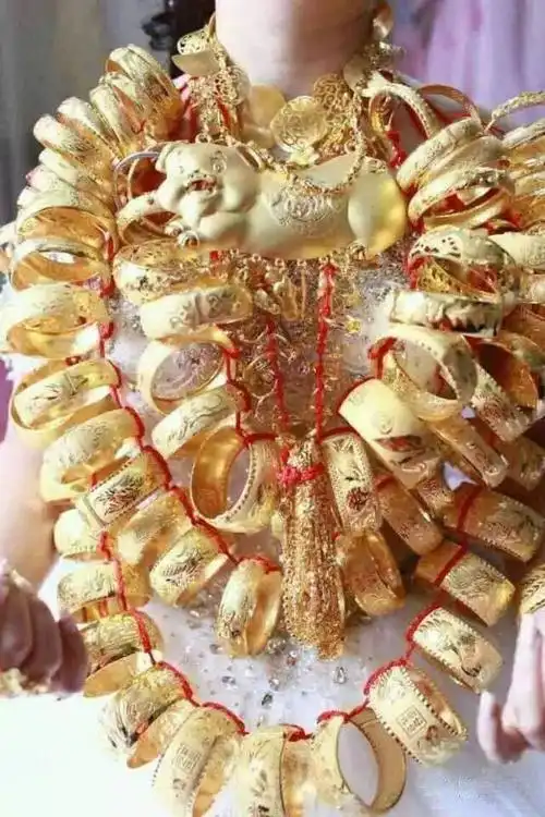 被网友戏称为 "中山黄金新娘子"