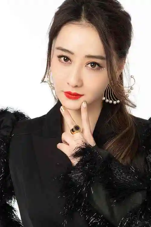 陈德容酷帅造型展现女性力量 新作《山中森林》挑战全新角色