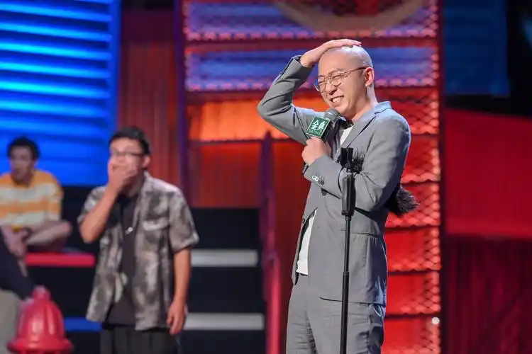 《脱口秀大会4》热播 枯燥老板朱一旦变打工人"秃"式幽默惊呆观众