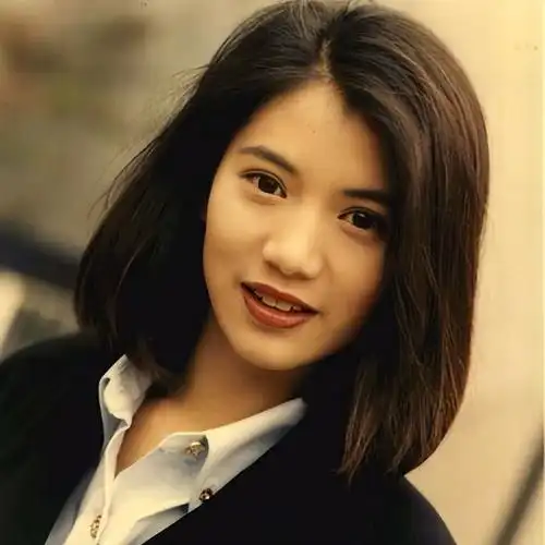 52岁袁咏仪近照曝光,素颜颜值依旧能打,给爆改明星好好上了一课