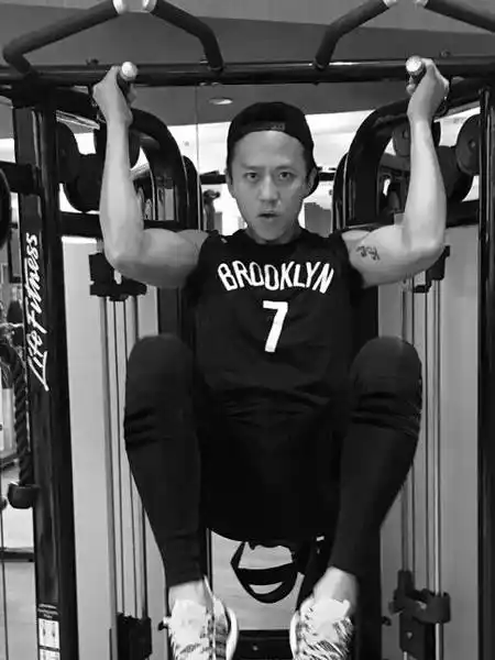 邓超健身器上闪转腾挪