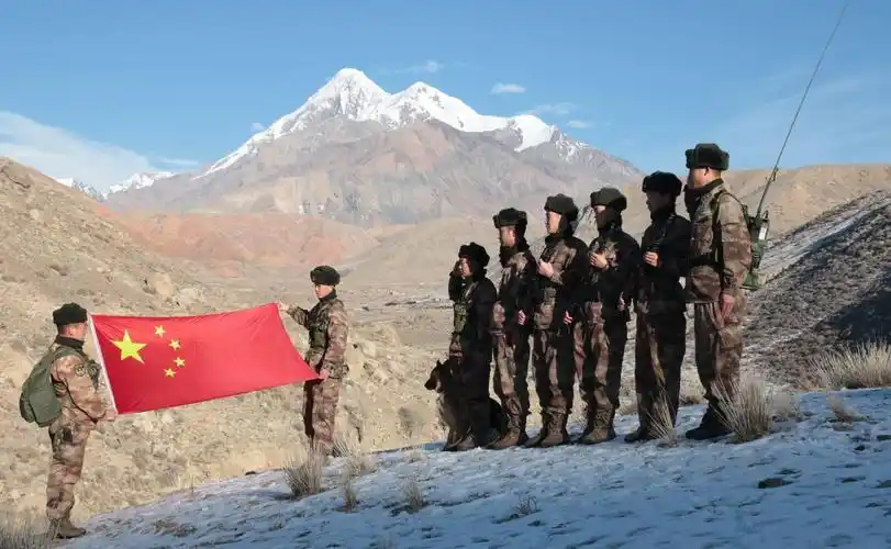 中国最艰苦的边防阵地士兵睡觉要插氧气每三公里长眠一位士兵