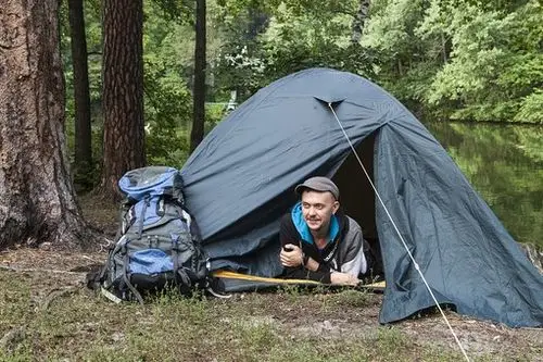 在湖边外国男人9帐篷