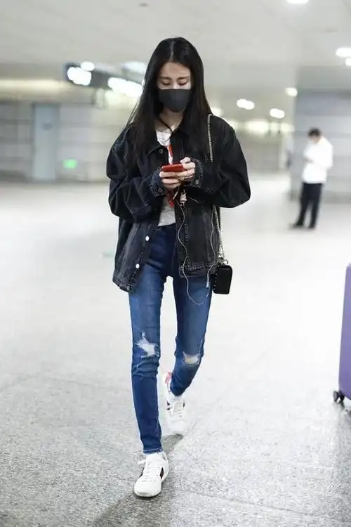 张碧晨穿牛仔套装真有气质扎染条纹挺时髦显出潮女的气质