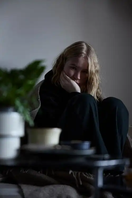 沉思的少女肖像照片下载